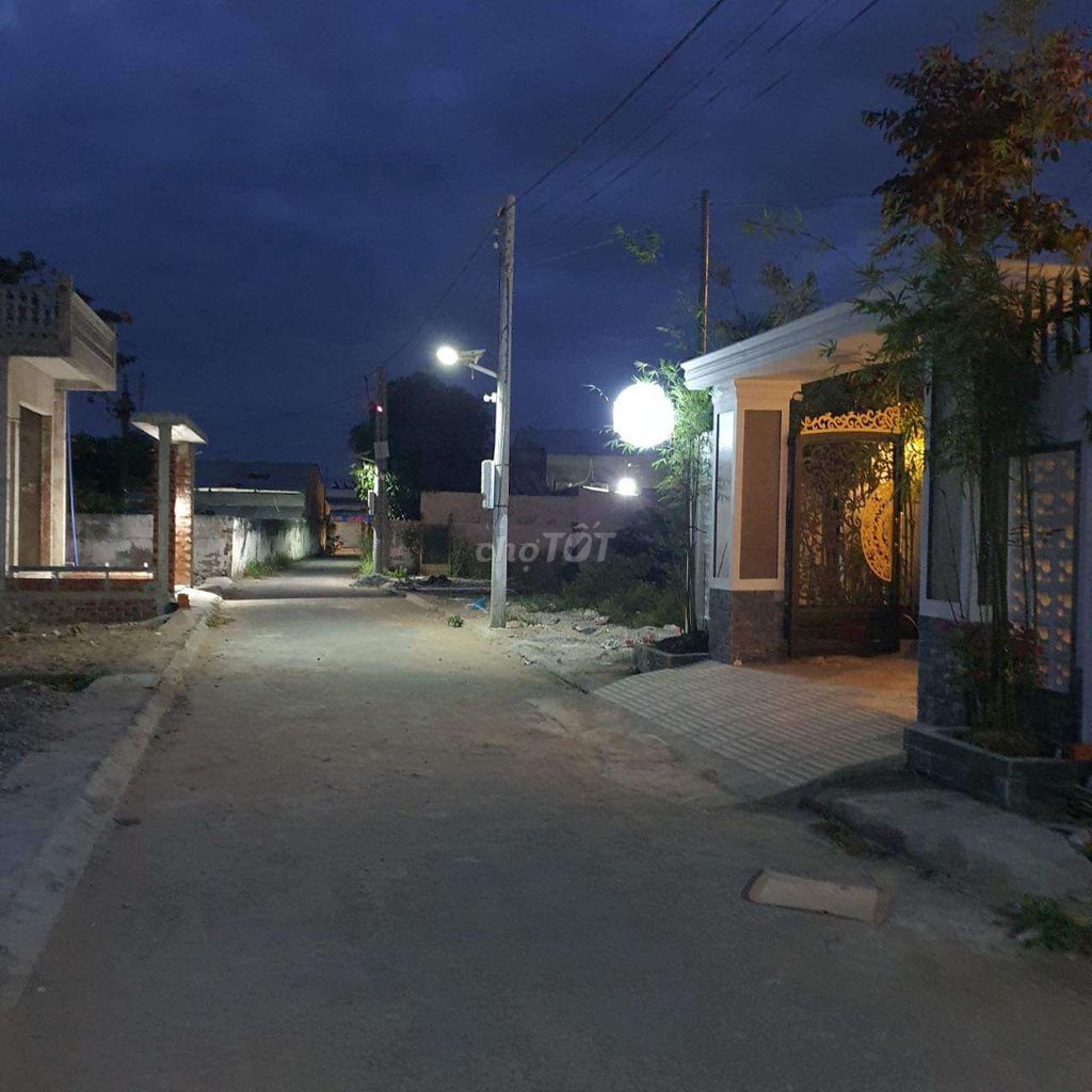 Cần tiền gấp bán nhà mới xây đường Nguyễn Huệ