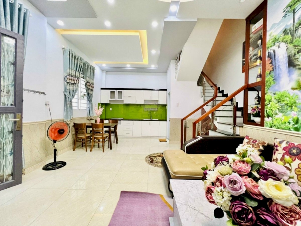 Nhà đẹp Nguyễn Bá Tòng, 6 x 7m, 3 lầu, khu yên tĩnh, Tân Bình, DT 42m², Giá 5.7 Tỷ