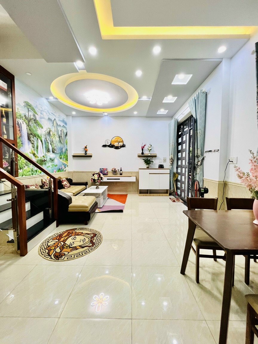 Nhà đẹp Nguyễn Bá Tòng, 6 x 7m, 3 lầu, khu yên tĩnh, Tân Bình, DT 42m², Giá 5.7 Tỷ