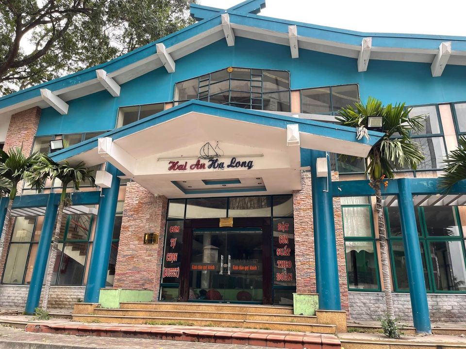 Chính chủ chuyển nghề kinh doanh nên hiện tại đang có 1 nhà hàng vị trí trong khu Trung tâm du lịch Bãi Cháy, Hạ Long
