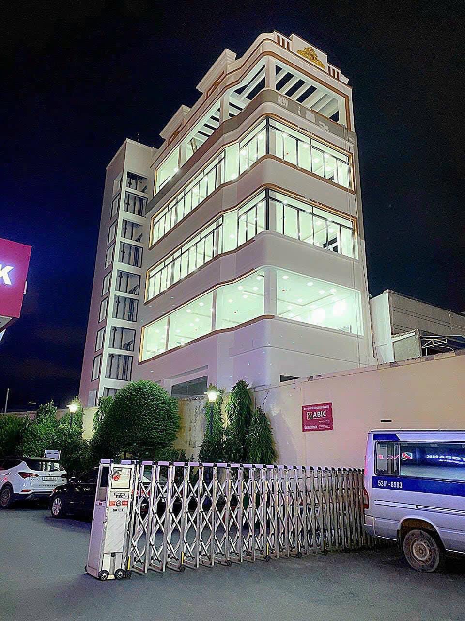 Bán Tòa nhà Buiding 1Hầm 5Tầng Lầu. Mặt tiền đường Lê Văn Việt Quận 9, Tổng DT SÀN 800 m²