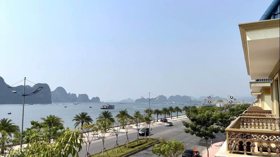 Chính chủ chuyển công tác cần Bán căn Biệt thự 3,5 tầng 400m2 mặt đường Bao biển Cẩm Phả - Hạ Long giá siêu tốt.