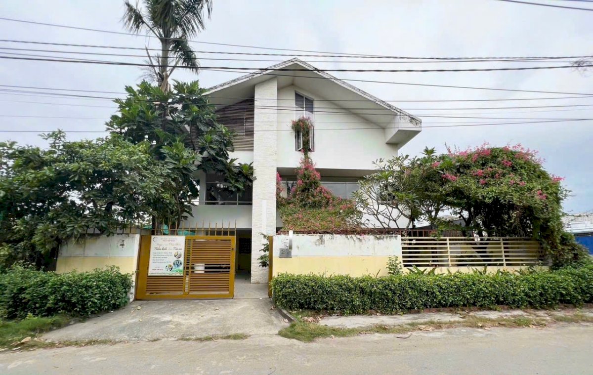 Cho thuê nguyên căn biệt thự sân vườn đường D3B - KDC Kiến Á - Phước Long B - Quận 9 giáp Quận 2.
