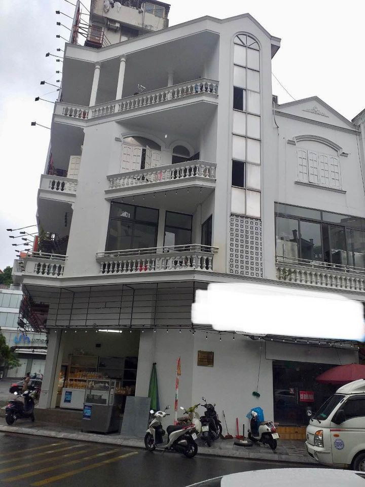 Chính chủ chuyển công tác cần bán nhà 4 tầng Lô Góc 68m2 phố Giếng Đồn, trung tâm Tp. Hạ Long. Gần Cột Đồng Hồ.