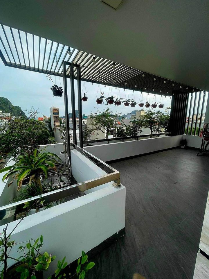 Bán căn biệt thự 5,5 tầng 144m2 lô góc đẹp nằm cạnh bãi tắm bao biển cột 8, Tp. Hạ Long