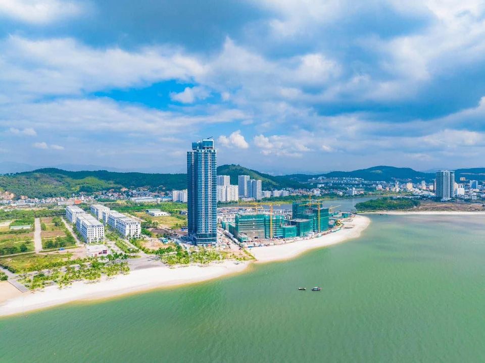 Bán Căn Hộ 2PN View Biển tòa ALACARTE HẠ LONG BAY. Trước mặt là Bãi tắm cát trắng siêu đẹp.