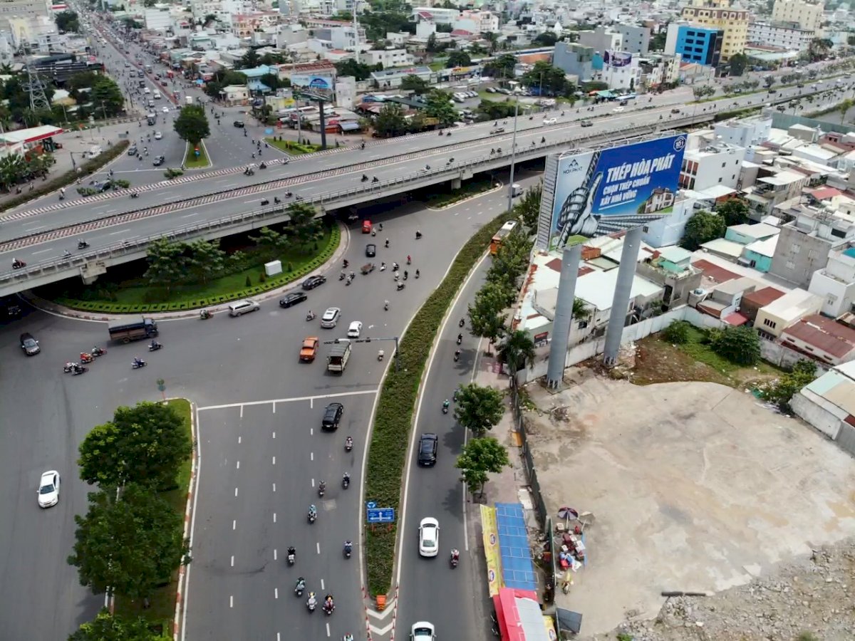 Cho thuê mặt bằng kinh doanh vòng xoay diện tích lớn làm showroom, kho bãi