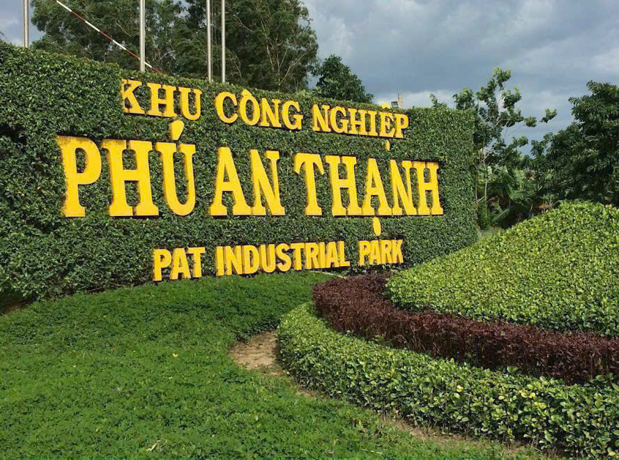 2039m2 đất lúa có 800m2 thổ đất 2 mặt tiền đường beton xã Lương Hòa, huyện Bến Lức giá 6,7 tỷ