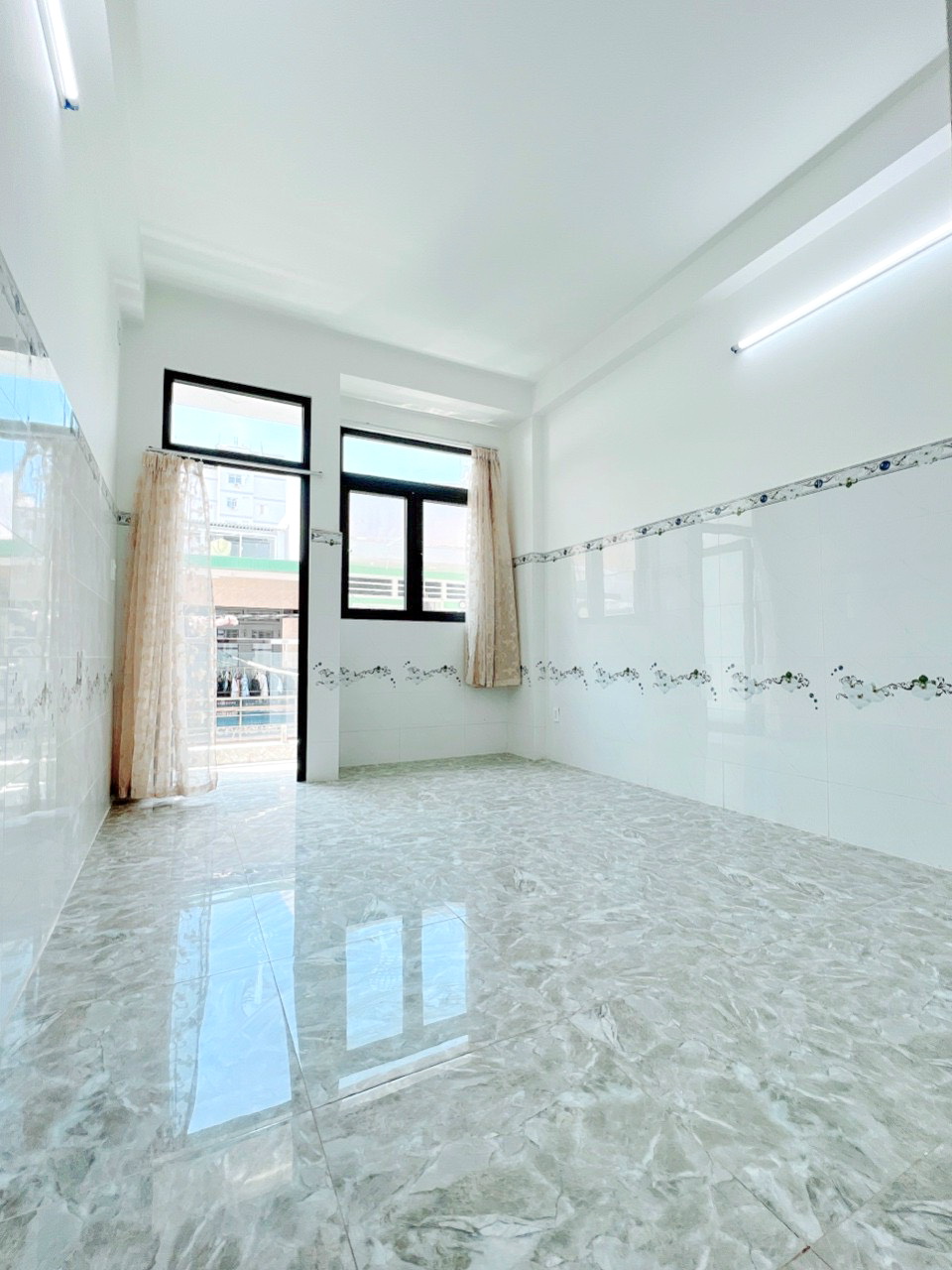 Bán nhà đẹp 3 lầu hẻm xe hơi gần MT đường Trần Bình Trọng P.1 Quận 10