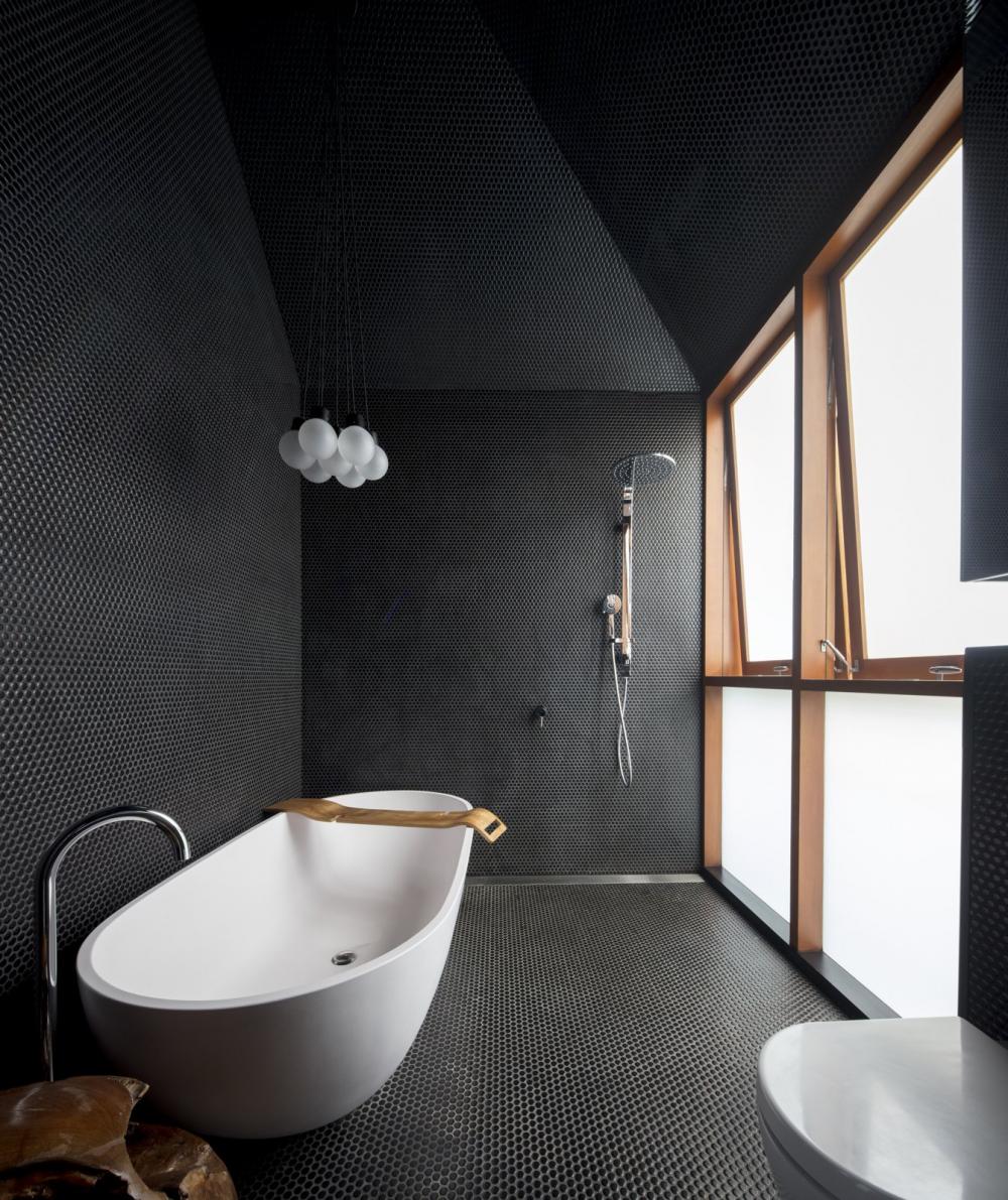 Phòng tắm sử dụng gạch mosaic đen cá tính