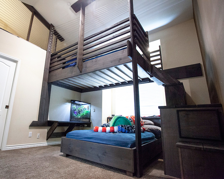 chiếc giường gỗ 2 tầng trong phòng ngủ