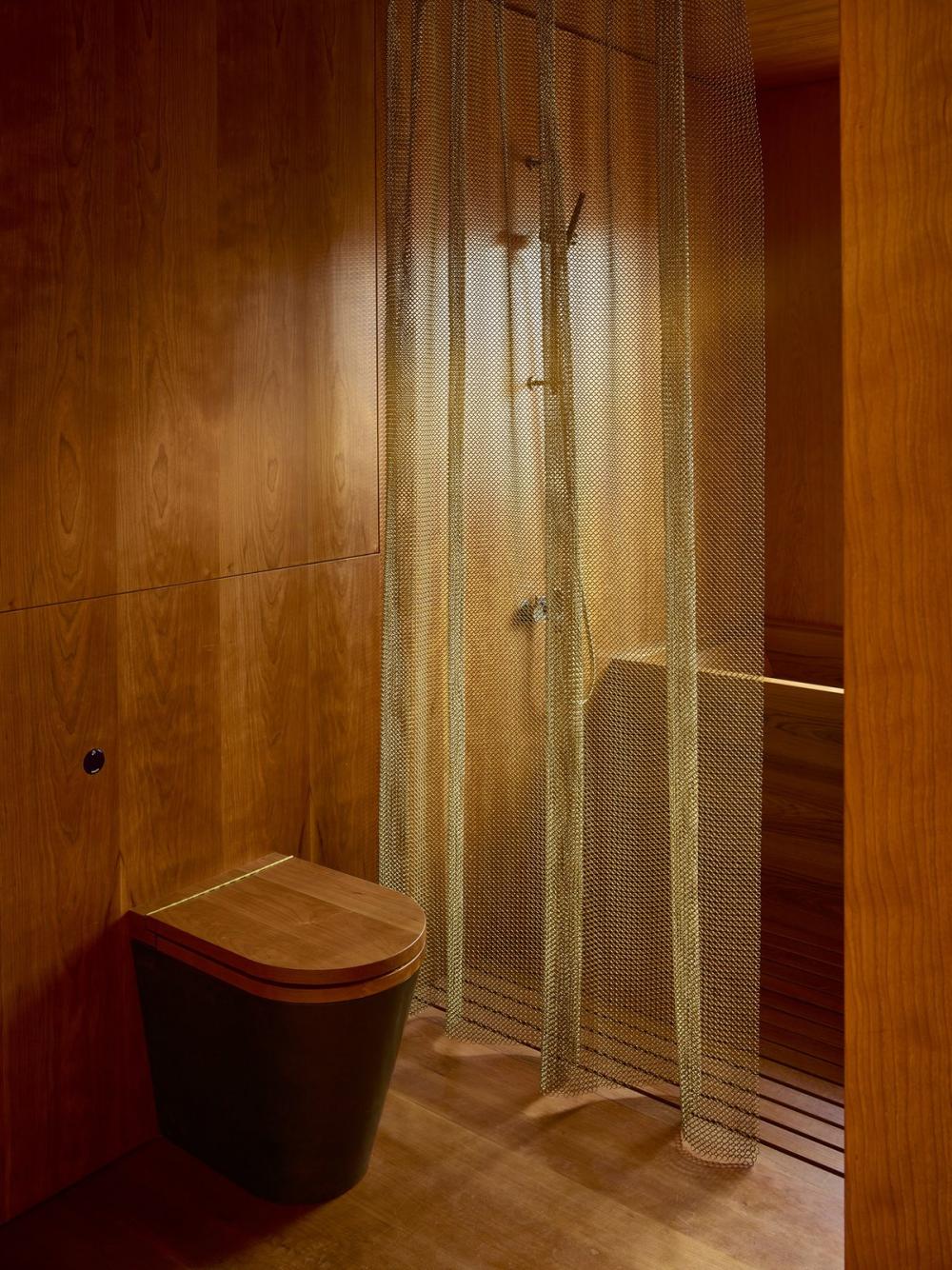 Phòng tắm được làm hoàn toàn từ gỗ chống thấm nước