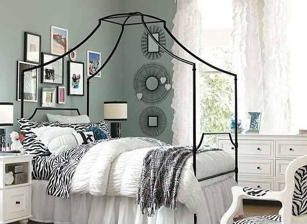 Phòng ngủ tông lạnh, có giường, cửa sổ, tranh ảnh trang trí trên tường