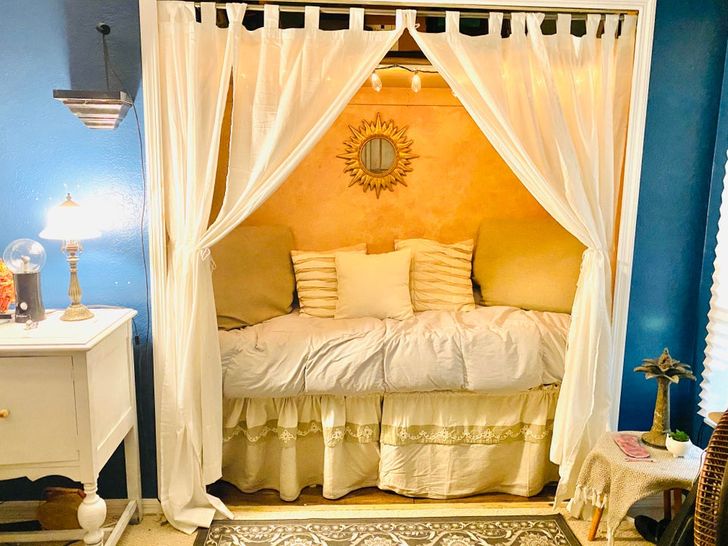 Phòng ngủ có giường cải tạo từ tủ quần áo âm tường
