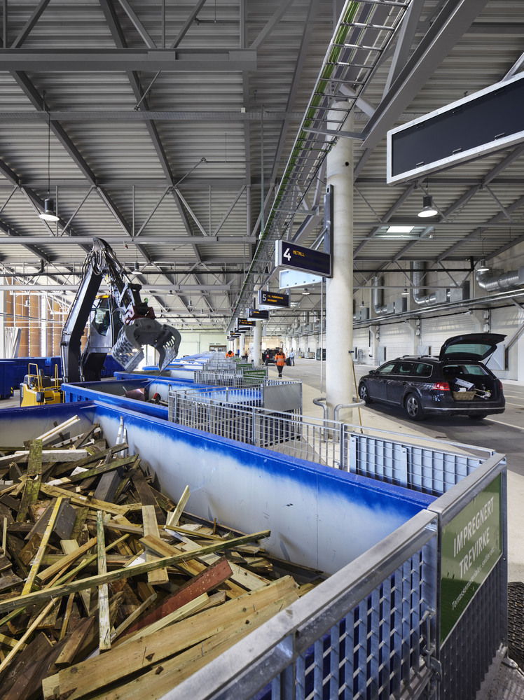 Dây chuyền tái chế gỗ trong nhà máy