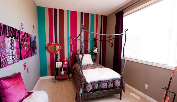 Phòng ngủ có giường, bàn ghế, chi tiết trang trí nhiều màu sắc cá tính