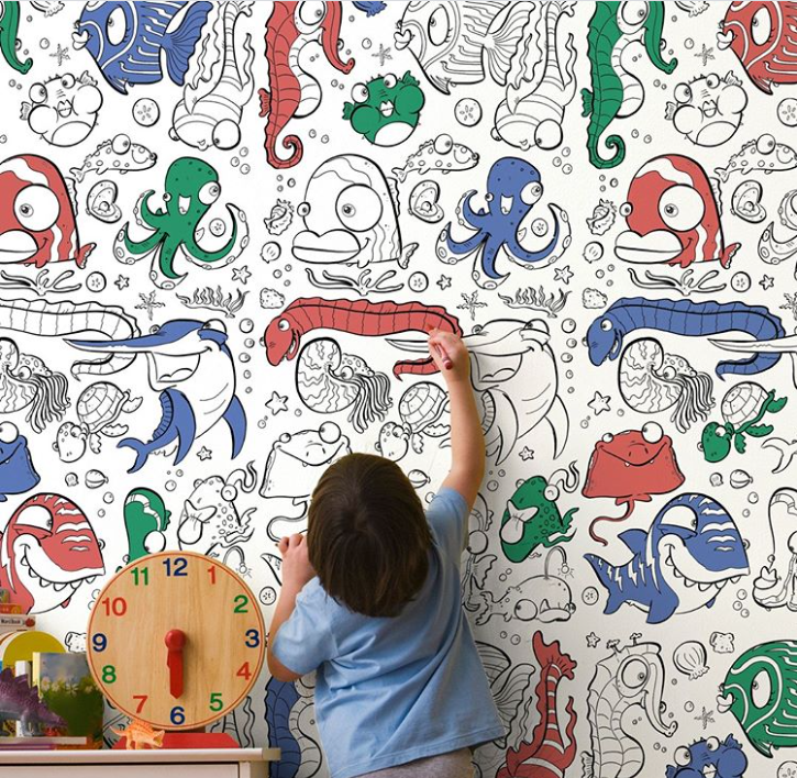 Em bé tô màu cho tranh chủ đề động vật biển trên tường