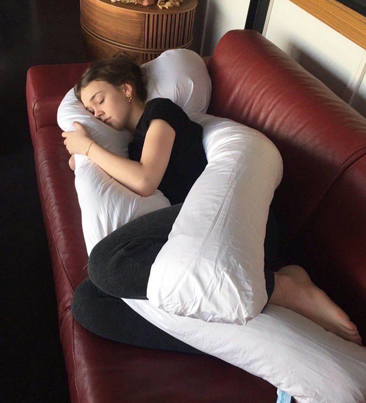 người phụ nữ đang ôm gối chữ u ngủ