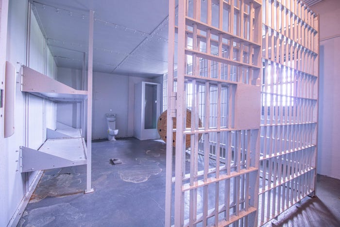 Phòng giam có giường tầng 