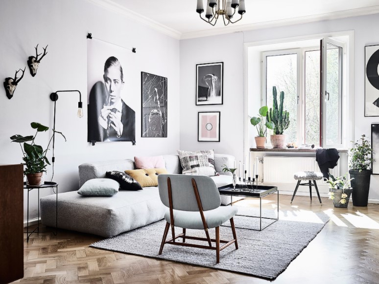 Thiết kế phòng khách Scandinavia sử dụng nhiều tranh ảnh đen-trắng kết hợp màu hồng pastel