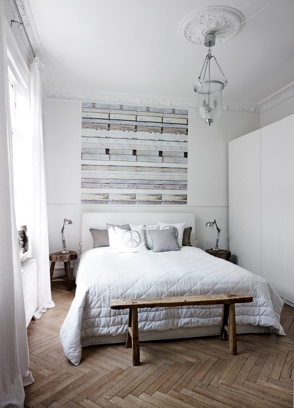 Với phòng ngủ có diện tích khiêm tốn, gam màu sáng sẽ vô cùng hữu ích