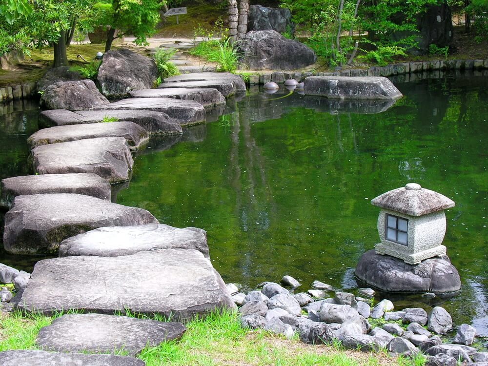 Thiết kế lối đi bằng đá trong sân vườn