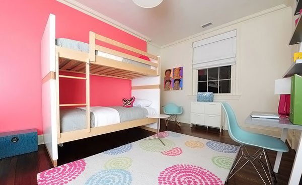 Phòng ngủ có giường tầng, bàn ghế, thảm