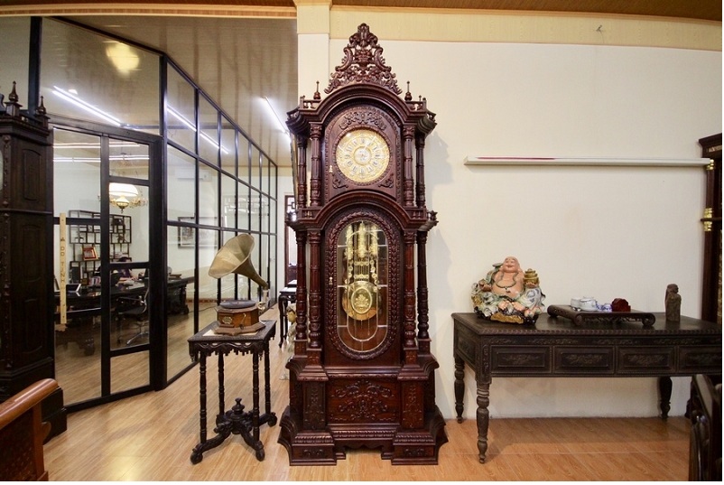 Chiếc đồng hồ quả lắc lớn bằng gỗ đặt trong phòng khách.