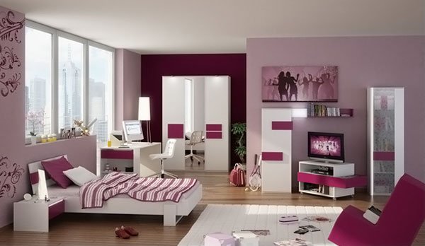 Phòng ngủ tông hồng có giường, bàn ghế, kệ tủ, cửa sổ