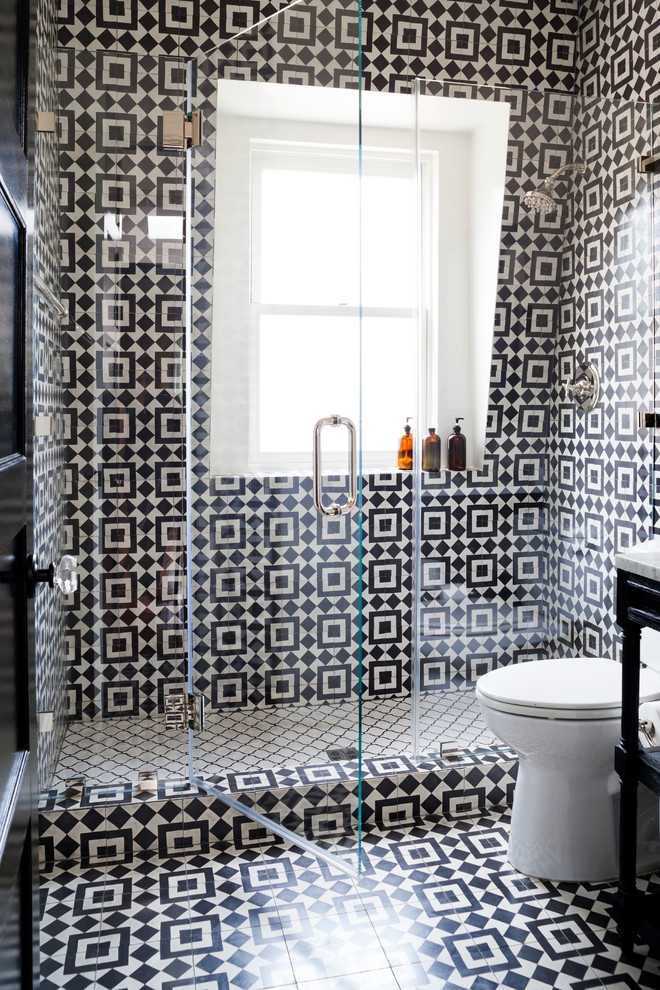 Một góc phòng tắm vô cùng ấn tượng với họa tiết màu trắng đen lạ mắt.