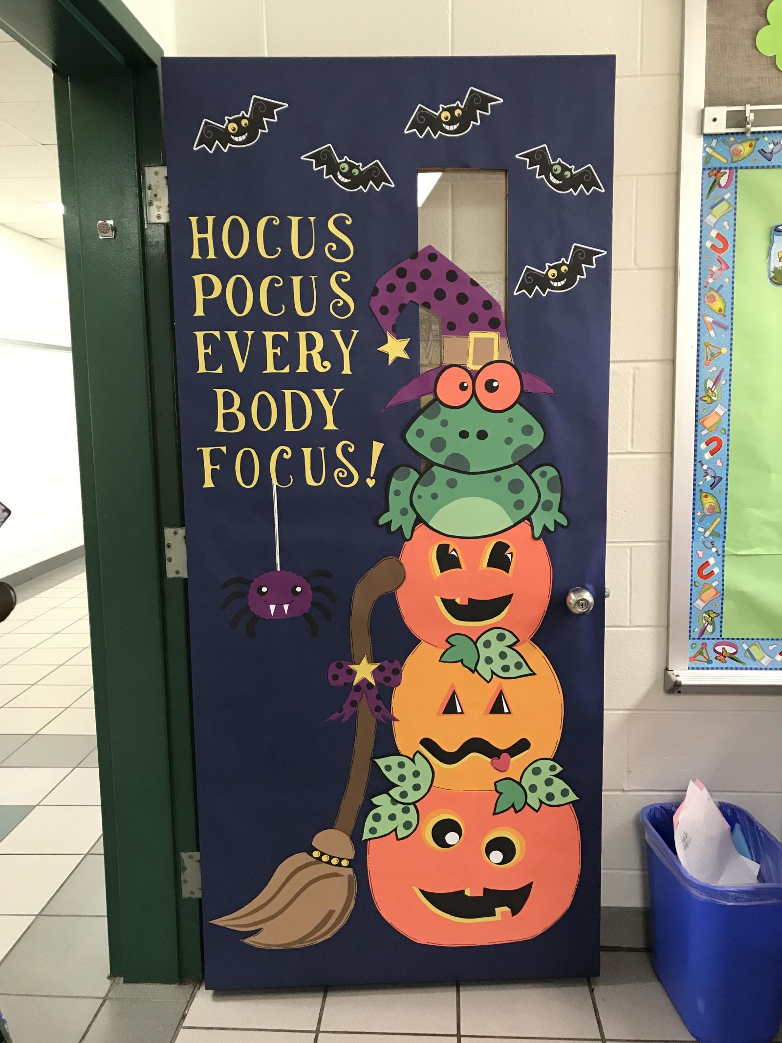 trang trí Halloween cửa lớp học