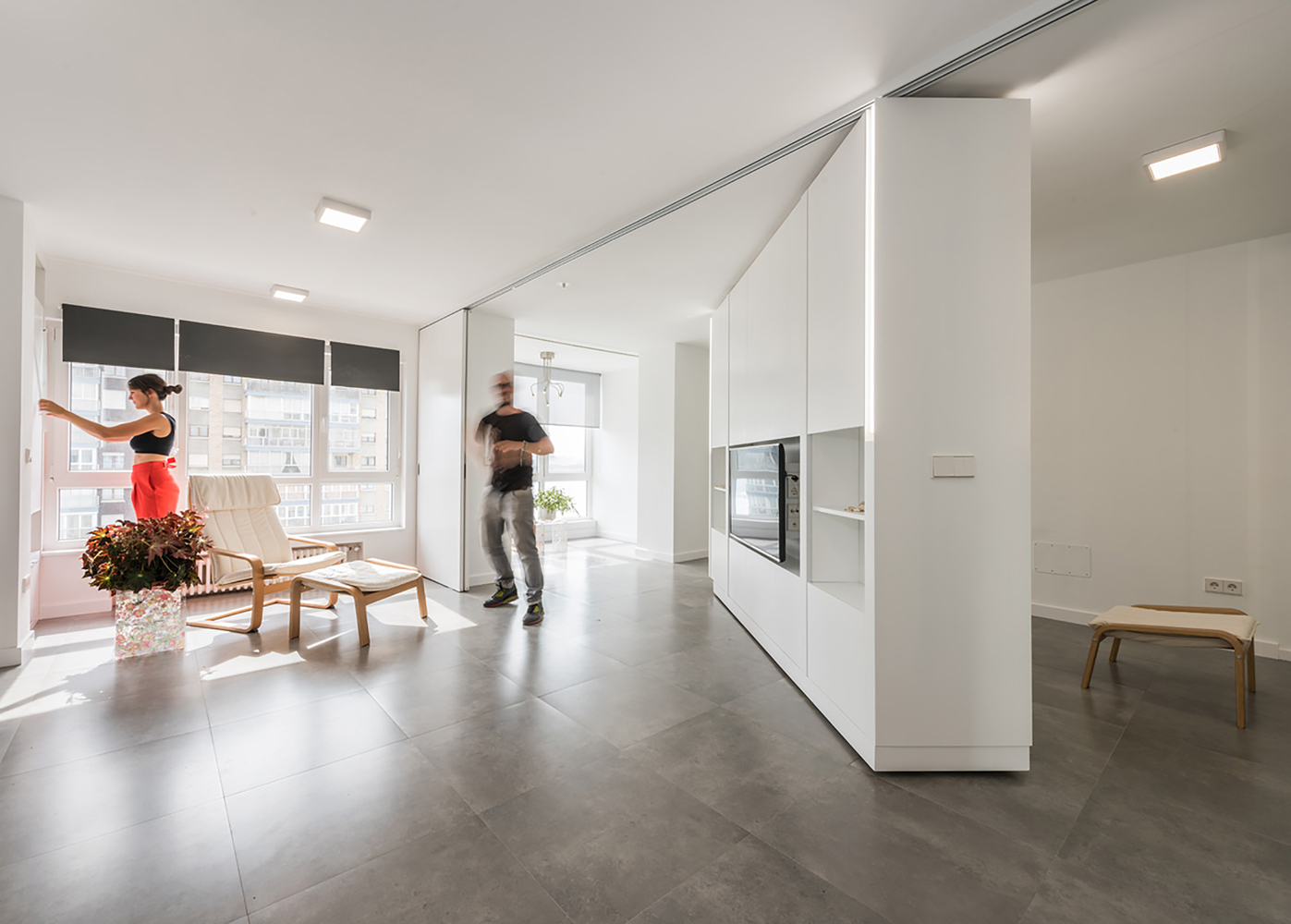 Những bức tường đa năng tích hợp đồ nội thất, có thể di chuyển để điều chỉnh linh hoạt quy mô không gian theo nhu cầu.