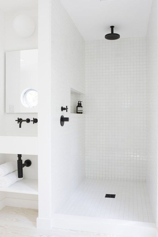 mẫu thiết kế phòng tắm màu trắng