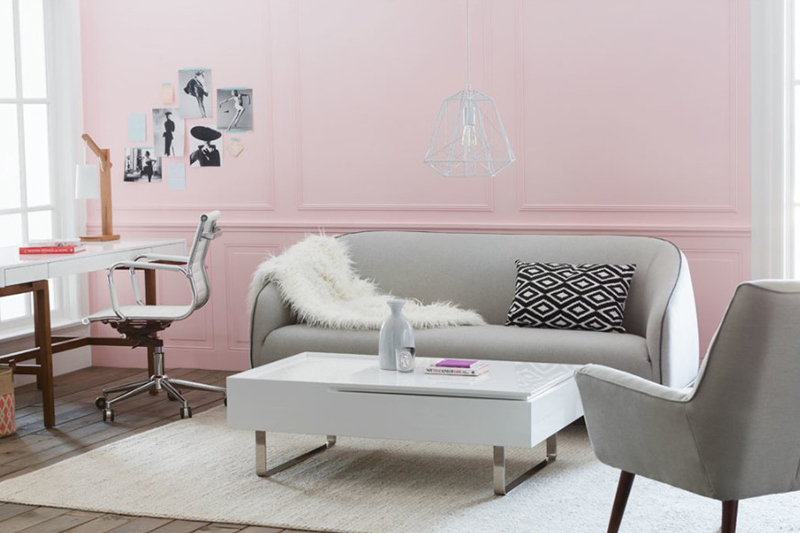 Tường sơn màu hồng pastel làm phông nền cho nội thất màu đen, trắng, xám 