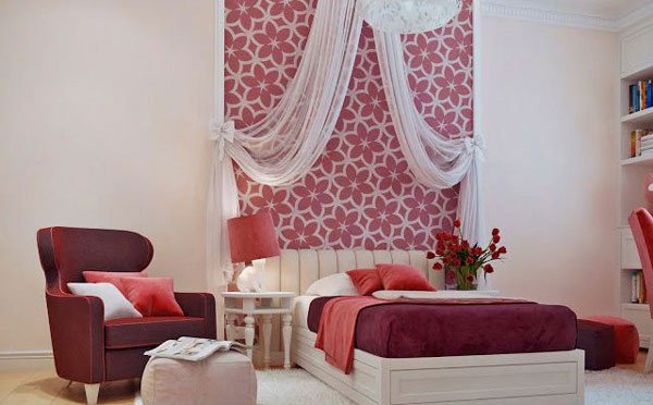Phòng ngủ có giường, bàn ghế, rèm trang trí hình hoa đỏ