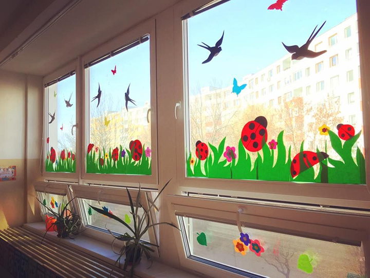 Một ý tưởng làm đẹp cho khung cửa sổ lớp mầm non