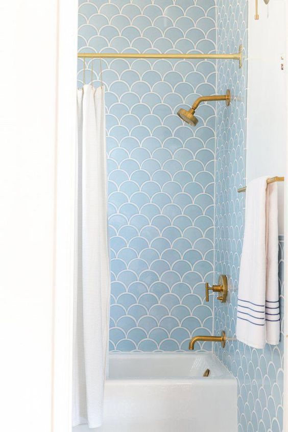 phòng tắm vintage ốp gạch mosaic màu xanh da trời