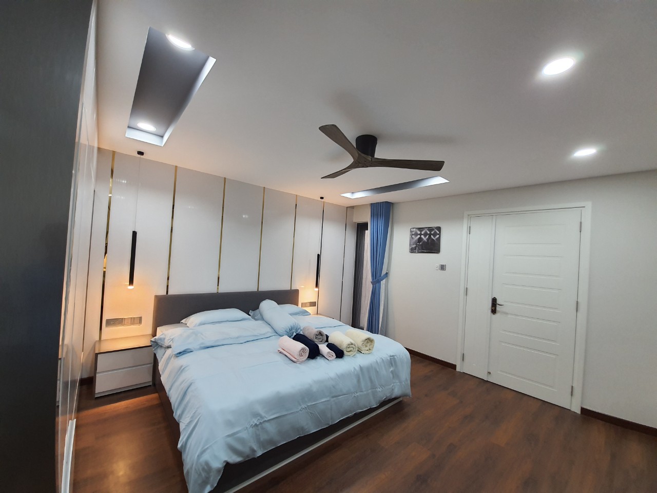 Phòng ngủ lát sàn gỗ sẽ có chi phí cao hơn sàn gạch