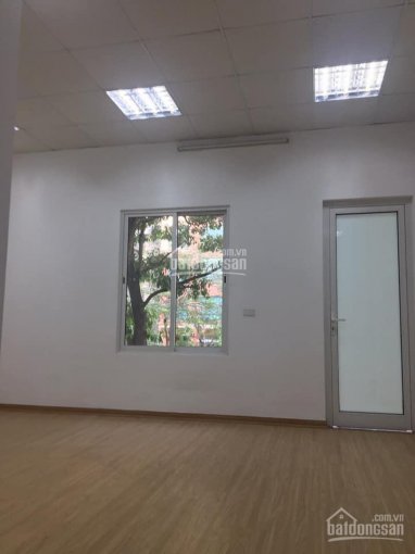 Cho thuê văn phòng 68m2 đẹp tầng 2 riêng biệt mặt phố Láng Hạ, Đống Đa, Hà Nội. Giá 11 tr/th