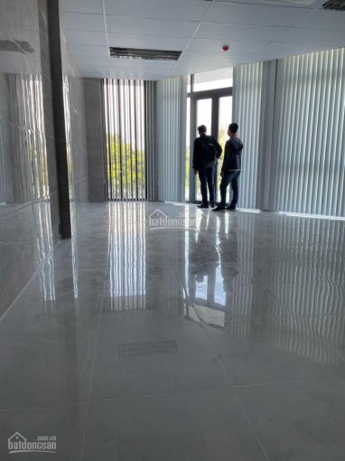 Cho thuê văn phòng tầng 3 căn góc Shophouse Nguyễn Thị Nhung 9 triệu/tháng