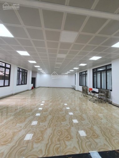 Cho thuê nhà mặt phố Phạm Văn Đồng. DT 86m2 5 tầng MT 9m thông sàn showroom, VLXD nha khoa giá 55tr