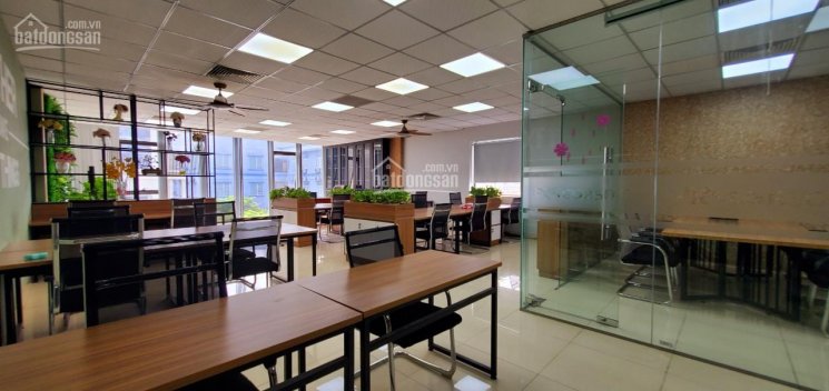 Quận Thanh Xuân: Cho thuê văn phòng 120m2 tại Khuất Duy Tiến, mặt tiền đẹp 8m, xe cộ rộng rãi
