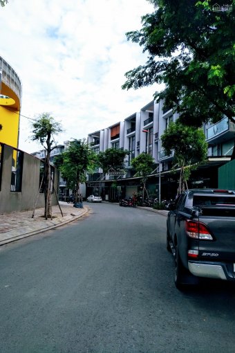 Cho thuê căn góc mặt tiền Nguyễn Thị Nhung rất rộng 14x17m Vạn Phúc Thủ Đức, chỉ 90 triệu/th