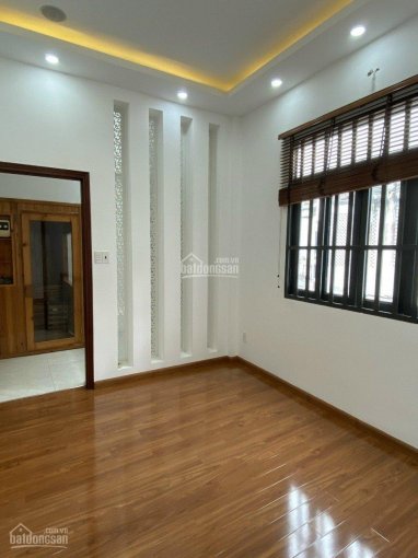Cho thuê nhà MT Nguyễn Hồng Đào Tân Bình - trệt 3 lầu nhà mới sơn, lóp sàn gỗ các phòng