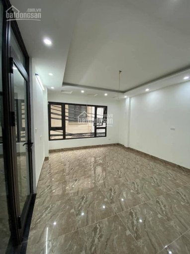 Cho thuê 3 sàn mặt phố Hoàng Hoa Thám 100m2/sàn, full đồ, thang máy, có hầm, nhà mới, sàn gỗ 18tr