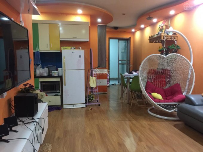 Bán căn hộ tầng trung 2 phòng ngủ, 61.5m2 tại VP6 Linh Đàm, nội thất đầy đủ đã sửa lại cực đẹp