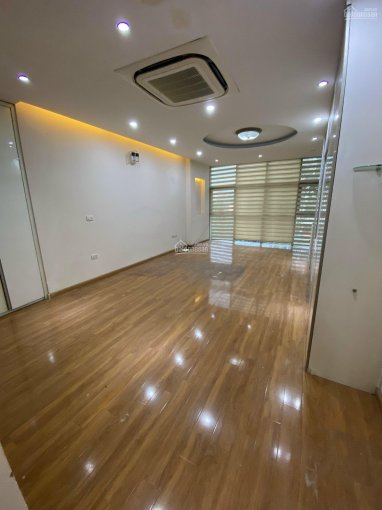Cho thuê 3 sàn mặt phố Hoàng Hoa Thám 100m2/sàn, full đồ, thang máy, có hầm, nhà mới, sàn gỗ 18tr