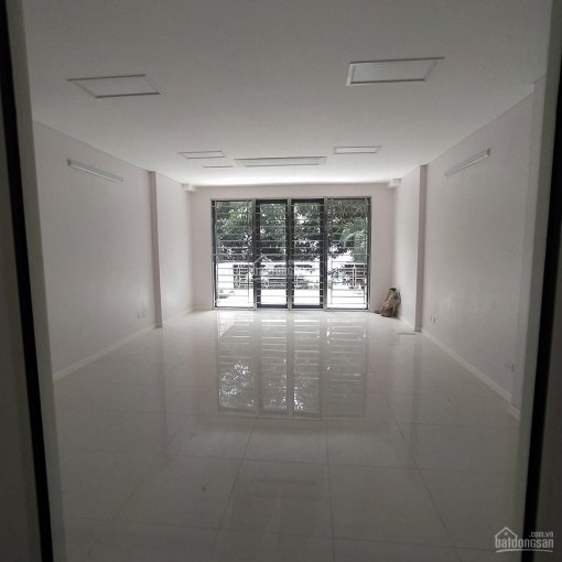 Cho thuê nhà KĐT Nghĩa Đô (Hoàng Quốc Việt), Bắc Từ Liêm. DT 80m2, 5 tầng có thang máy 32 tr/th