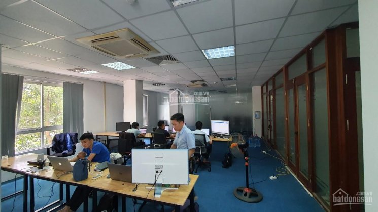Văn phòng rẻ nhất phố Duy Tân, free các dịch vụ, free nửa tháng setup, đã chia phòng vách kính