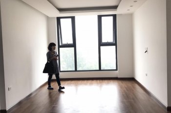 Cho thuê gấp căn hộ chung cư 15 - 17 Ngọc Khánh, 140m2, 3PN, đồ cơ bản, chỉ 14 triệu/tháng